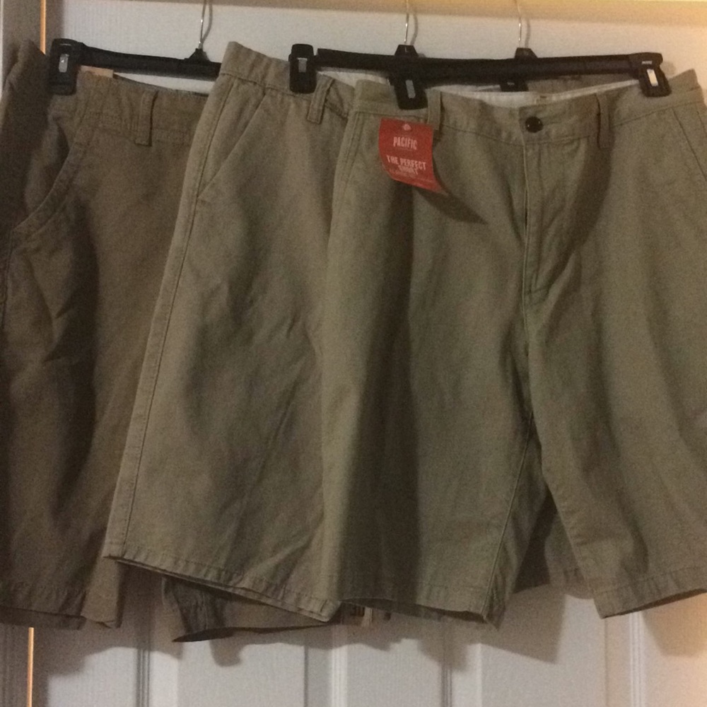 Lot of 3 men’s khaki shorts. Size 30 brand new